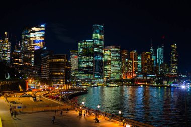 Sydneys gece görüşü ve yayalar. Çekim yeri: Avustralya, Sydney