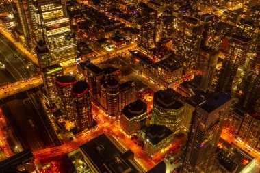 Şehrin alacakaranlığını renklendiren bir ışık şeridi. Çekim Konumu: Toronto