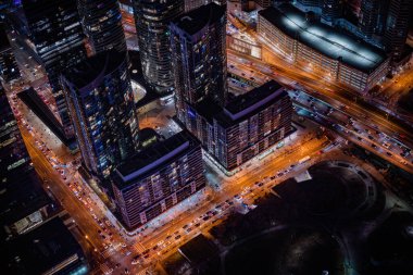 Arabanın ışığı gökdelenlerin arasından akıyor. Çekim Konumu: Toronto