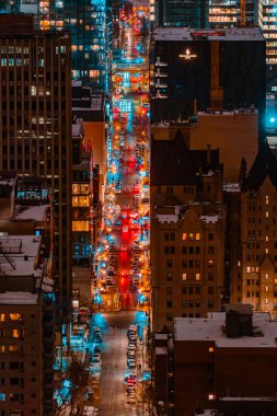 Kış gecesinin şehir merkezindeki sokakta. Çekim Konumu Toronto