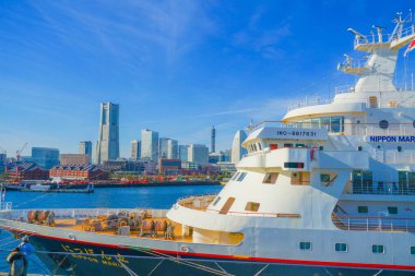 Yolcu gemisi ve şehir silueti. Çekim yeri: Naka -ku, Yokohama -shi