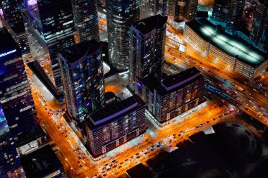 Şehirdeki yol ayrımları ışıkla aydınlanıyor. Çekim Konumu: Toronto