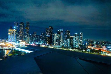 Şehir gece görüşü ve hafif kemer (Melbourne). Çekim Konumu: Melbourne