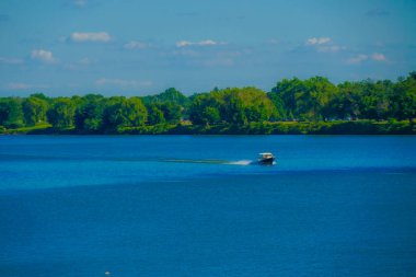 Göldeki tekne. Çekim yeri: Washington DC