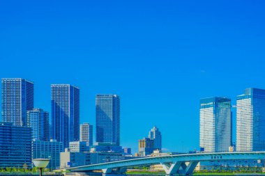 Mavi gökyüzü ve deniz kenarı kasabası. Çekim Konumu: Koto -ku, Tokyo
