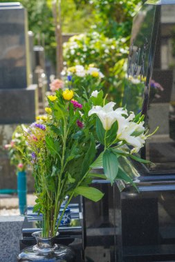 Mezarlıkta çiçekler. Çekim yeri: Sendai, Miyagi Bölgesi