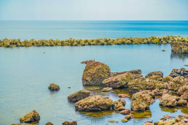 Kayalık sahil şeridi görüntüsü. Çekim Konumu: Akita