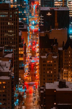 Gece sokak ışıkları ve binalar. Çekim Konumu: Toronto