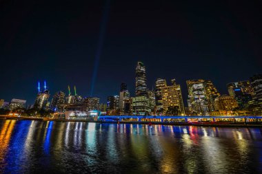 Binanın ışığı ve gece gökyüzü (Melbourne). Çekim Konumu: Melbourne