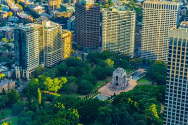 Parkın yanındaki yüksek binalar. Çekim yeri: Avustralya, Sydney