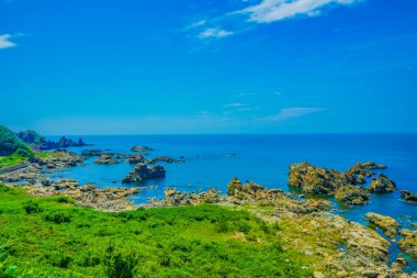 Kıyı şeridindeki kayalar. Çekim Konumu: Akita