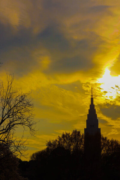 Силуэт заката и здания. Место съемок: Синдзюку-ку, Токио