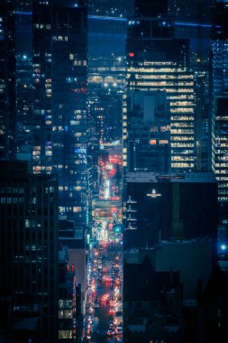 Şehir gece görüşü ve araba ışığı. Çekim Konumu: Toronto