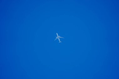 Yüksekten uçan yolcu uçağı. Çekim Konumu: Koto -ku, Tokyo