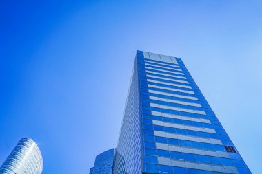 Mavi gökyüzüne nüfuz ediyor. Çekim yeri: Shinagawa Koğuşu, Tokyo