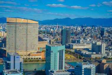 Fukuoka nehrine bakan yüksek binalar. Çekim Konumu: Fukuoka Bölgesi