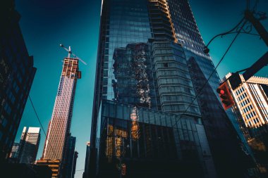 Alacakaranlık gökdelenlere yansıyor. Çekim Konumu: Toronto