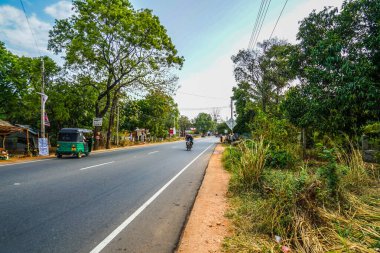 Mavi gökyüzü ve yol. Çekim Konumu: Sri Lanka, Colombo
