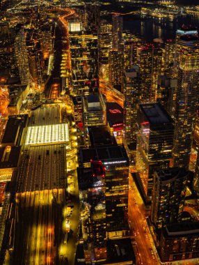 Geceleyin şehri aydınlatan ışık. Çekim Konumu: Toronto