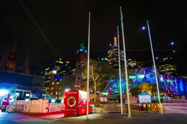 Federasyon Meydanı geceleri. Çekim Konumu: Melbourne