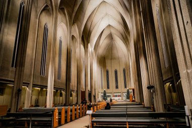 Kilisedeki bankta. Çekim yeri: İzlanda, Reykjavik