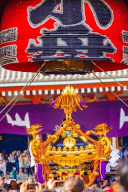 Asakusa Sanja Festivali 'nin heyecanı. Çekim Konumu: Taito-Ku, Tokyo