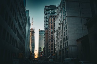 Gün batımında şehir merkezinde. Çekim Konumu: Toronto