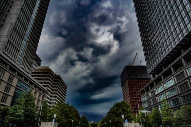 Parlak bulutlar ve binalar. Çekim Konumu: Chiyoda Koğuşu, Tokyo