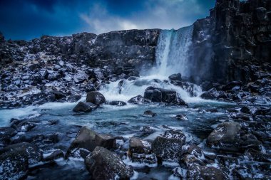 Oxalarfoss şelalesinin resmi. Çekim Konumu: İzlanda