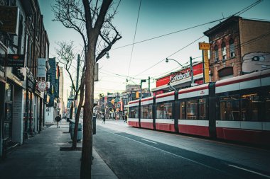 Alacakaranlıkta bir sokak arabası. Çekim Konumu: Toronto