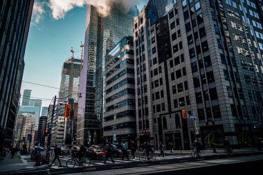Yoğun sezon boyunca sokak köşesi. Çekim Konumu: Toronto
