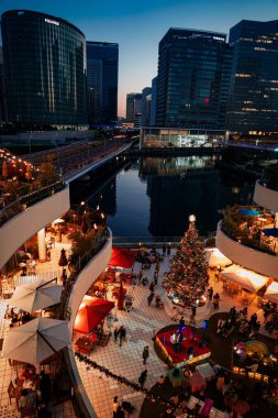 Geceleri Noel pazarı. Çekim yeri: Kanagawa Koğuşu, Yokohama Şehri