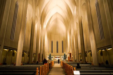 Kilisenin iç manzarası. Çekim yeri: İzlanda, Reykjavik