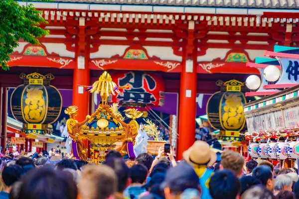 Sanja Festivali 'nde canlı mikoshi. Çekim Konumu: Taito-Ku, Tokyo