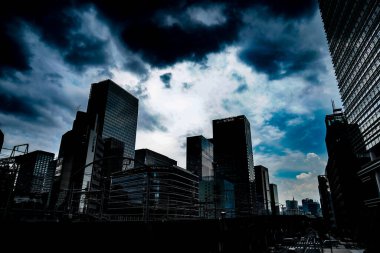 Bulutlar arasında siluet inşa etmek. Çekim Konumu: Chiyoda Koğuşu, Tokyo
