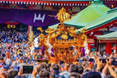 Lüks şamandıralar ve katılımcıların coşkusu. Çekim Konumu: Taito-Ku, Tokyo