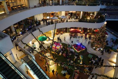 Noel meydanında koşuşturmaca. Çekim yeri: Kanagawa Koğuşu, Yokohama Şehri