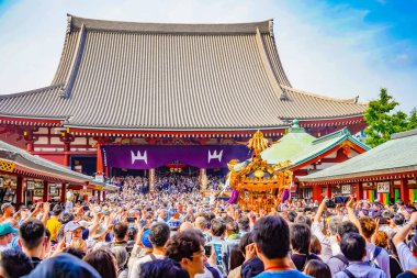 Mikoshi ve tapınak önünde ibadet edenler (Sanja Festivali). Çekim Konumu: Taito-Ku, Tokyo