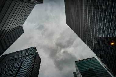 Bulutlu gökdelenler. Çekim Konumu: Chiyoda Koğuşu, Tokyo