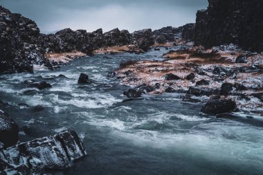 Donmuş nehrin akşam manzarası. Çekim Konumu: İzlanda