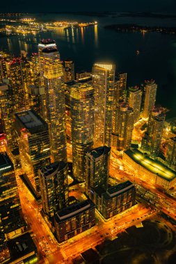 Gece görüşünde yüzen bir şehir. Çekim Konumu: Toronto