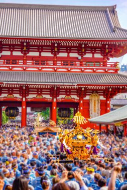 Asakusa 'da festival koşuşturması. Çekim Konumu: Taito-Ku, Tokyo