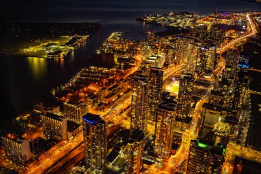 Şehir mi? Alacakaranlıkta manzara. Çekim Konumu: Toronto