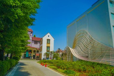 Benzersiz heykeller ve binalar. Çekim yeri: Shinjuku-ku, Tokyo