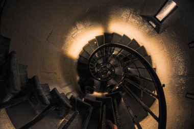 Sarmal merdiven gölgesi. Çekim Konumu: İngiltere, Londra