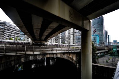 Viyadük 'ün altındaki kara bulutlar. Çekim Konumu: Chiyoda Koğuşu, Tokyo