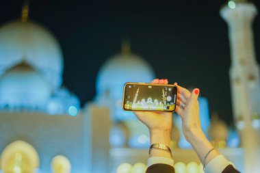 İnsanlar hatıra fotoğrafı çekiyor. Çekim yeri: Abu dhabi