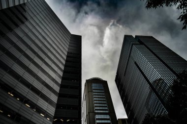 Göze çarpan bir binanın köşesinde. Çekim Konumu: Chiyoda Koğuşu, Tokyo