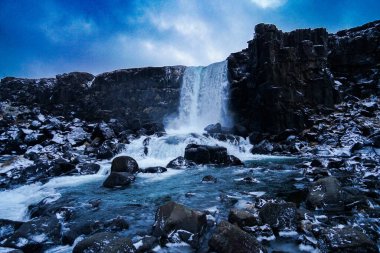 Oxalarfoss şelalesinin resmi. Çekim Konumu: İzlanda