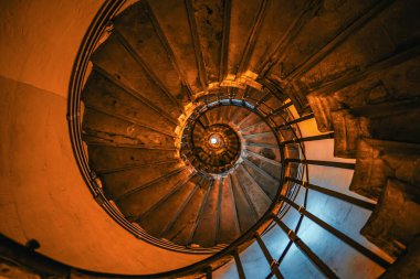 Dönen merdivenler yukarı. Çekim Konumu: İngiltere, Londra